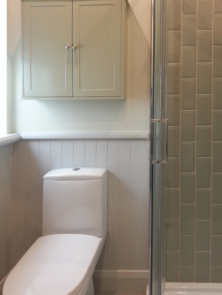 Diseño de cuarto de baño infantil clásico renovado con armarios estilo shaker, baldosas y/o azulejos grises, baldosas y/o azulejos de cemento y suelo de baldosas de porcelana