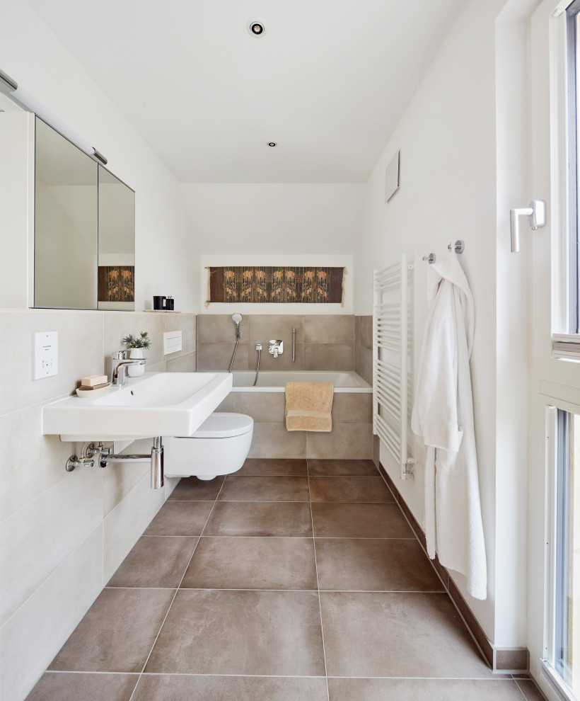 Inspiration för mycket stora moderna badrum med dusch, med ett platsbyggt badkar, en vägghängd toalettstol, grå kakel, porslinskakel, vita väggar, klinkergolv i porslin, ett väggmonterat handfat och grått golv
