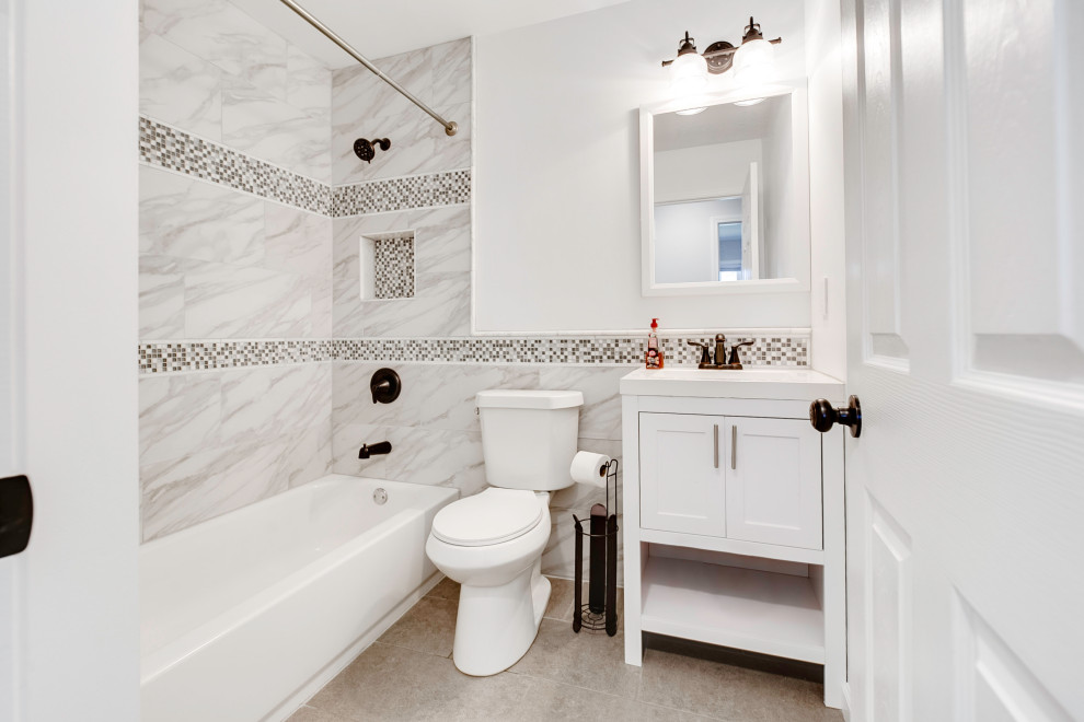Пример оригинального дизайна: ванная комната в стиле модернизм с белыми фасадами, душем в нише, белыми стенами, полом из керамогранита, серым полом и тумбой под одну раковину