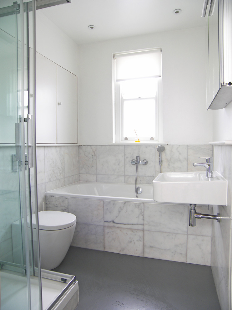 Exempel på ett modernt badrum, med ett väggmonterat handfat, ett badkar i en alkov, en hörndusch, en vägghängd toalettstol, stenkakel och linoleumgolv