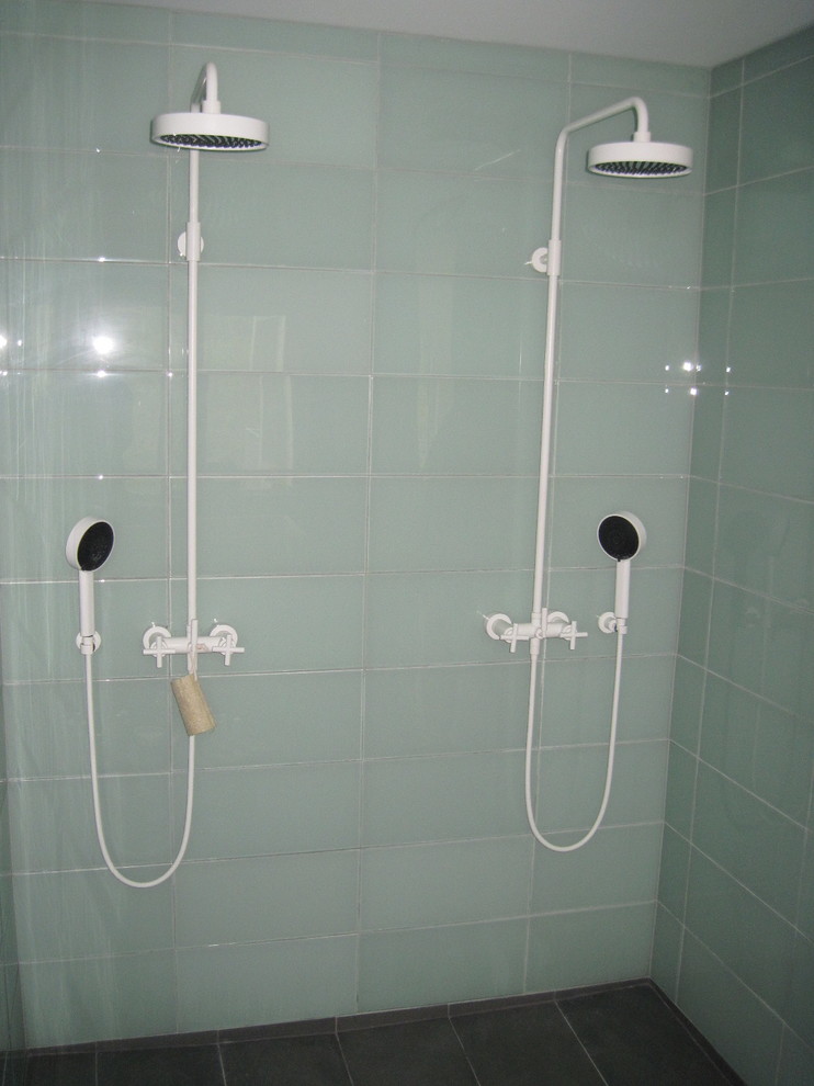 Diseño de cuarto de baño principal contemporáneo de tamaño medio con ducha abierta y suelo de pizarra