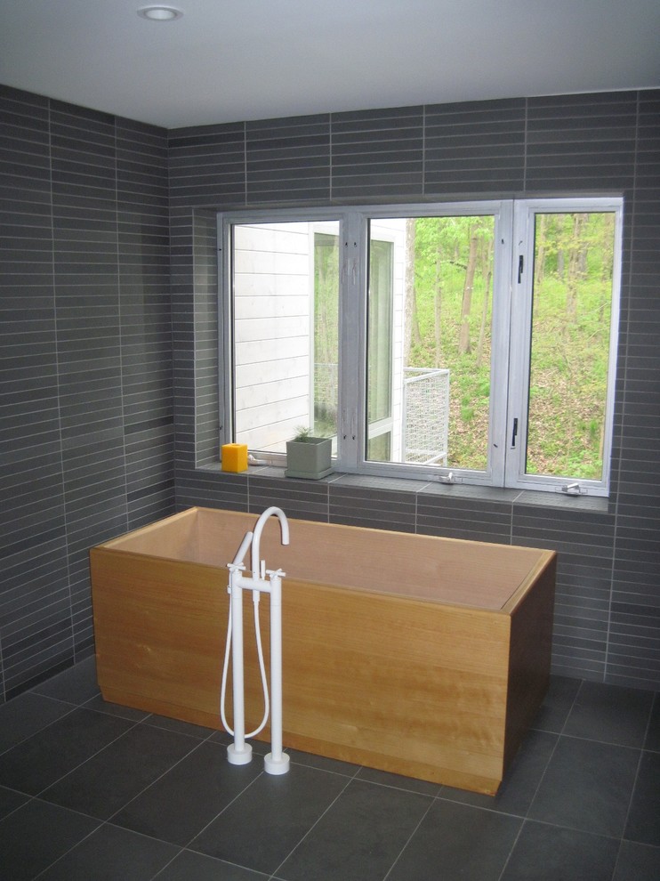 Idées déco pour une salle de bain principale contemporaine de taille moyenne avec une douche ouverte, un carrelage gris, un carrelage de pierre, un sol en ardoise et une baignoire indépendante.