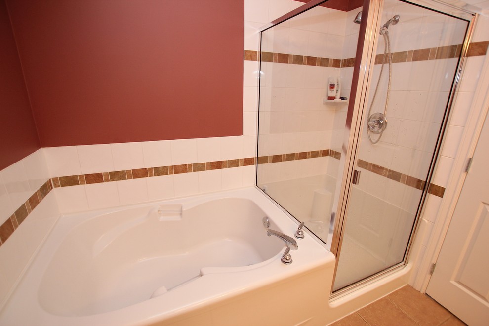 Esempio di una stanza da bagno contemporanea con lavabo a consolle