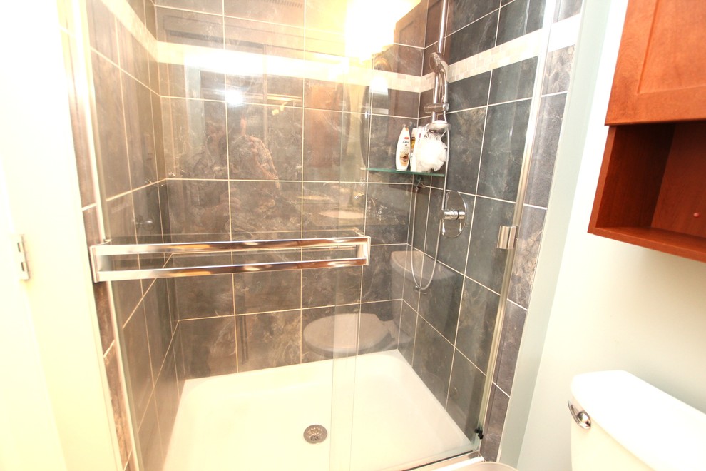 Источник вдохновения для домашнего уюта: ванная комната в современном стиле с консольной раковиной