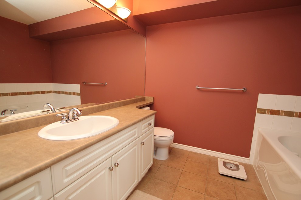 Foto på ett funkis badrum, med ett konsol handfat