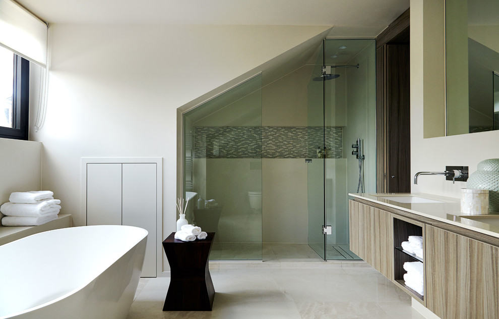 Идея дизайна: ванная комната в современном стиле с врезной раковиной, плоскими фасадами, фасадами цвета дерева среднего тона, отдельно стоящей ванной, душем без бортиков, бежевой плиткой и бежевыми стенами