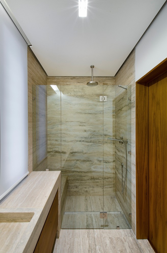 Idee per una stanza da bagno padronale minimal di medie dimensioni con lavabo integrato, consolle stile comò, ante in legno scuro, doccia alcova, bidè, piastrelle beige, lastra di pietra, pareti bianche e pavimento in travertino