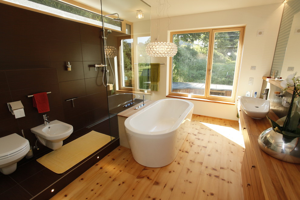 Inspiration pour une salle de bain design avec une vasque.
