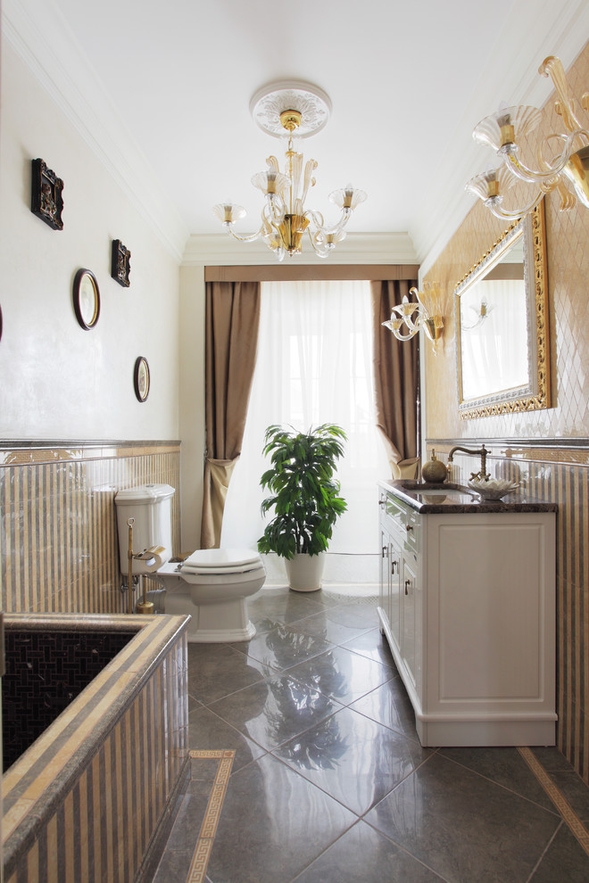 エカテリンブルクにあるトラディショナルスタイルのおしゃれな浴室の写真