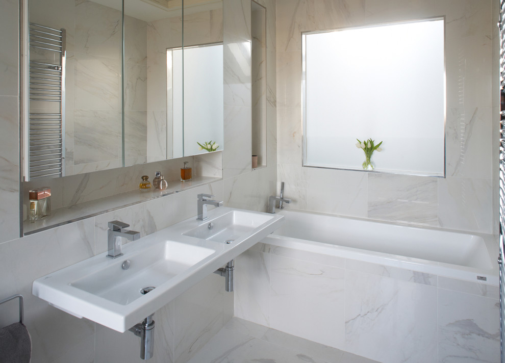Cette photo montre une salle de bain tendance de taille moyenne avec un lavabo suspendu.
