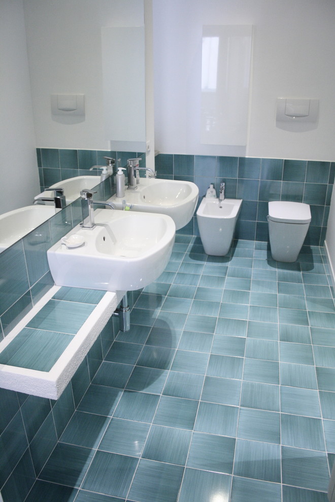 Idéer för mellanstora vintage en-suite badrum, med grön kakel, keramikplattor, vita väggar och klinkergolv i keramik