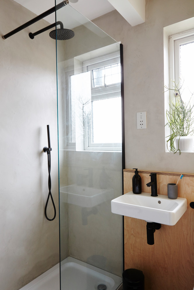 Пример оригинального дизайна: маленькая ванная комната в современном стиле с открытым душем, серой плиткой, душевой кабиной, подвесной раковиной, открытым душем и тумбой под одну раковину для на участке и в саду