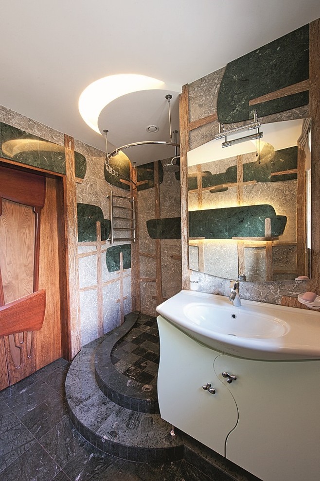 Idée de décoration pour une salle de bain bohème avec une douche ouverte.