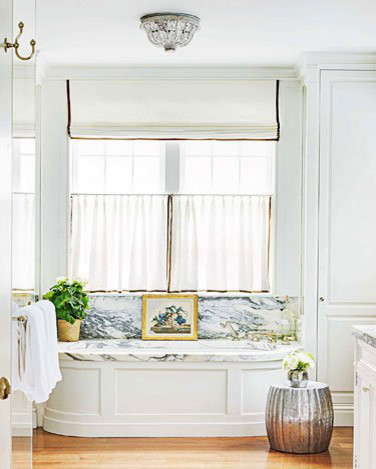 Idéer för ett mellanstort klassiskt en-suite badrum, med ett undermonterad handfat, luckor med upphöjd panel, vita skåp, marmorbänkskiva, ett undermonterat badkar, en dusch i en alkov, en toalettstol med separat cisternkåpa, grå kakel, stenhäll, vita väggar och mellanmörkt trägolv