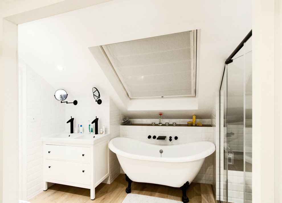 Идея дизайна: главная ванная комната среднего размера в современном стиле с фасадами в стиле шейкер, белыми фасадами, ванной на ножках, открытым душем, биде, белой плиткой, плиткой кабанчик, белыми стенами, монолитной раковиной и душем с распашными дверями