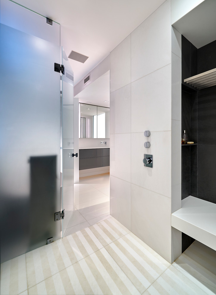 Inspiration pour une salle de bain principale design avec une baignoire indépendante et un carrelage noir et blanc.