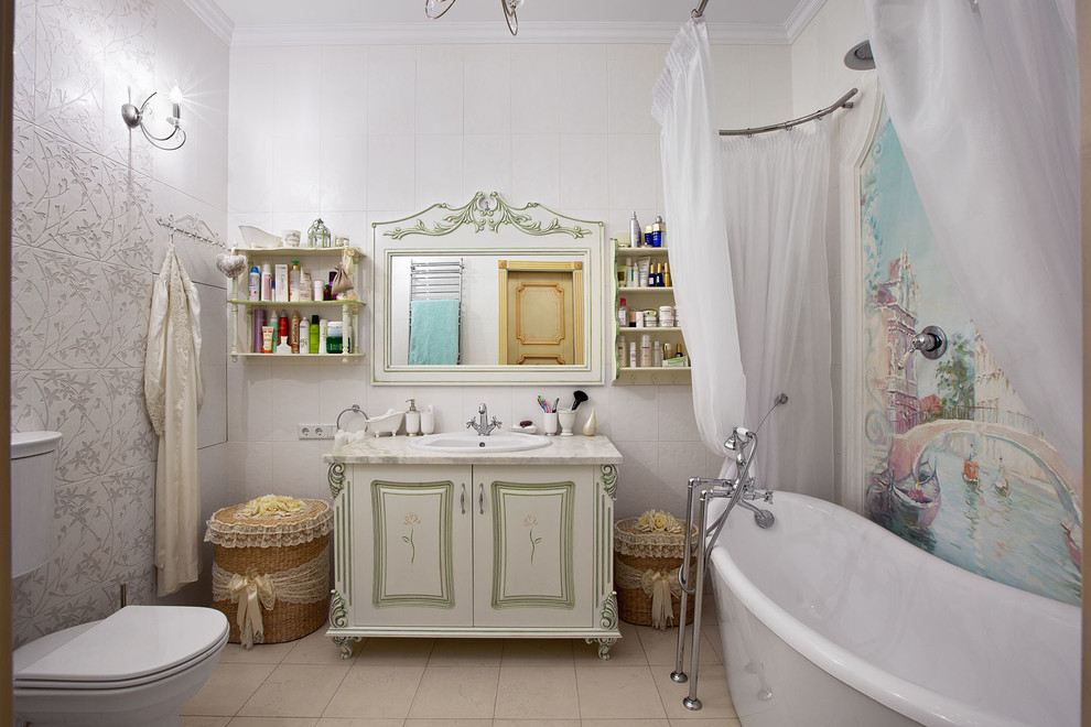 Пример оригинального дизайна: главная ванная комната среднего размера в классическом стиле с полом из керамической плитки, монолитной раковиной, отдельно стоящей ванной, унитазом-моноблоком, бежевой плиткой, керамической плиткой и белыми стенами