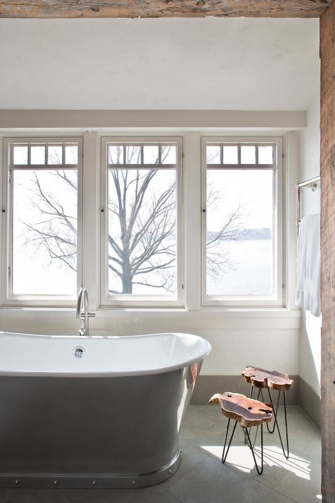 Idee per una stanza da bagno stile marino con vasca freestanding e pareti bianche