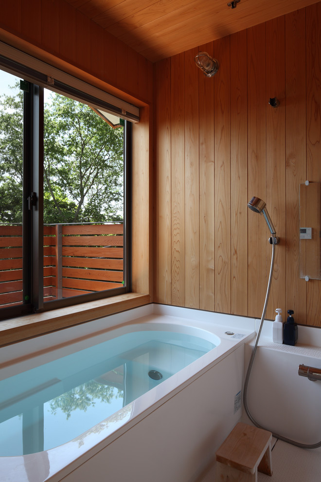 На фото: ванная комната в восточном стиле с угловой ванной, открытым душем, коричневыми стенами, белым полом и открытым душем