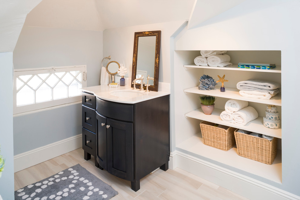 Ejemplo de cuarto de baño clásico pequeño con lavabo bajoencimera, armarios abiertos, puertas de armario de madera en tonos medios y baldosas y/o azulejos beige