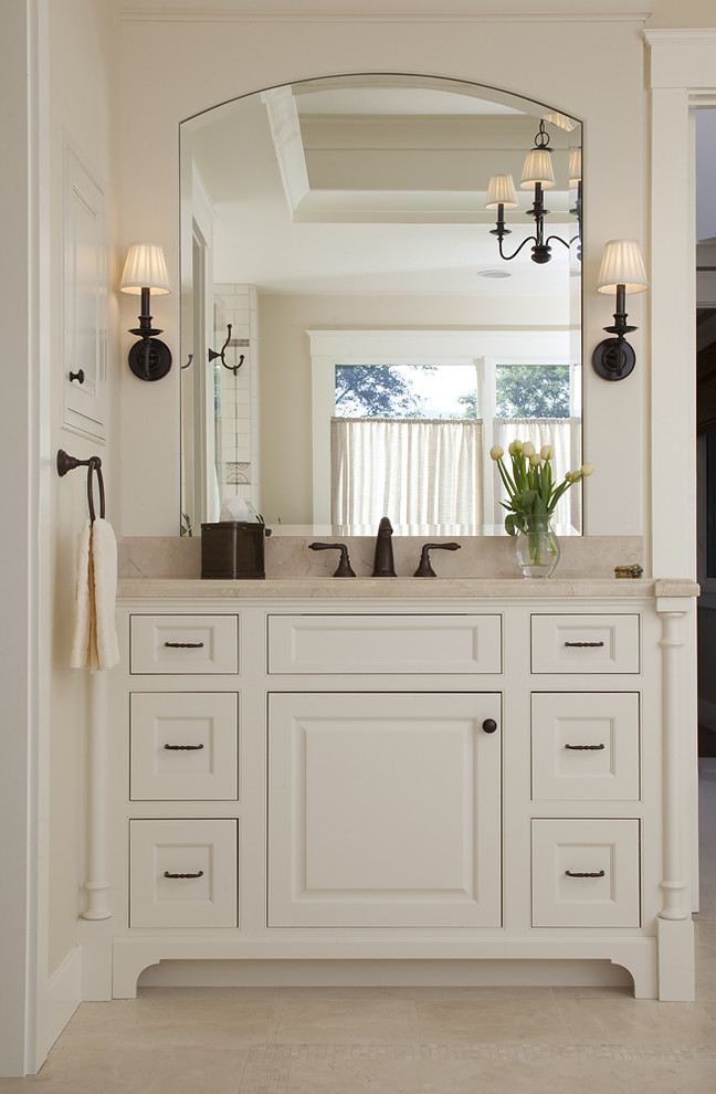 Idéer för stora vintage en-suite badrum, med luckor med upphöjd panel, vita skåp, beige kakel, stenkakel, marmorbänkskiva, ett undermonterad handfat, beige väggar och marmorgolv