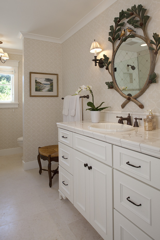 Стильный дизайн: ванная комната: освещение в классическом стиле с столешницей из плитки и бежевыми стенами - последний тренд