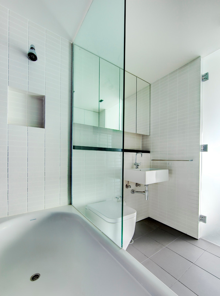 Идея дизайна: ванная комната в стиле модернизм с белой плиткой, керамической плиткой и белыми стенами