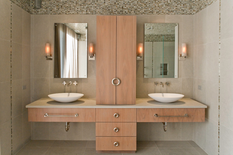 На фото: главная ванная комната в современном стиле с плоскими фасадами, светлыми деревянными фасадами, разноцветной плиткой, плиткой мозаикой и настольной раковиной