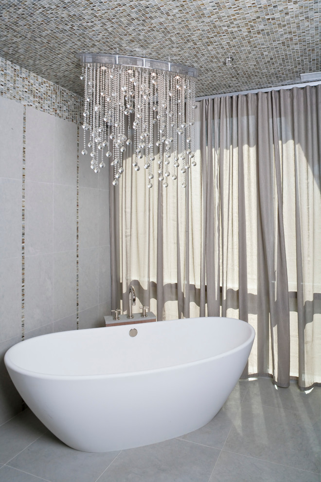 Стильный дизайн: главная ванная комната в современном стиле с отдельно стоящей ванной, разноцветной плиткой и плиткой мозаикой - последний тренд