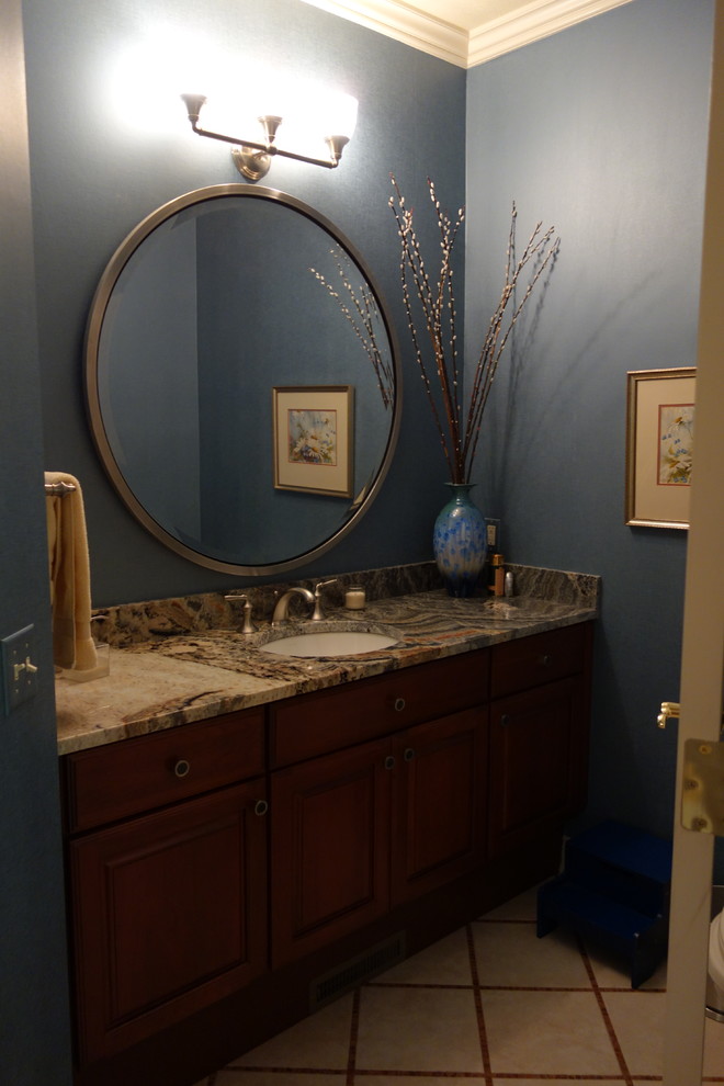 Inspiration pour une petite salle d'eau bohème en bois foncé avec un placard à porte plane, WC à poser, un mur bleu, un sol en carrelage de céramique, un lavabo encastré et un plan de toilette en quartz.