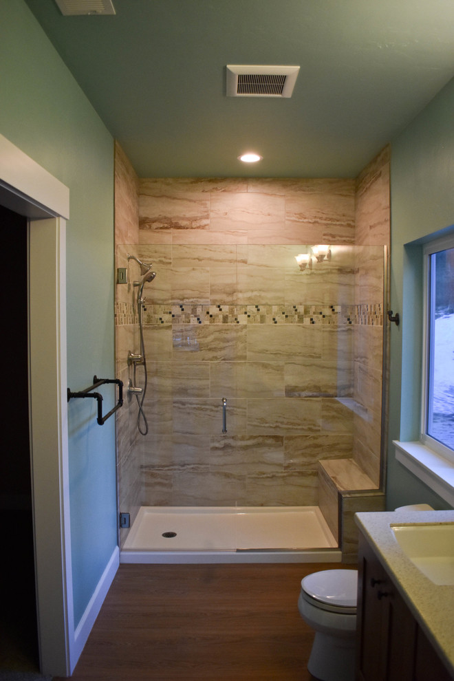Idées déco pour une salle de bain montagne de taille moyenne avec un carrelage marron, des carreaux de porcelaine, un mur vert, un sol en bois brun, un lavabo encastré, un plan de toilette en quartz modifié, un sol marron, une cabine de douche à porte battante et un plan de toilette gris.