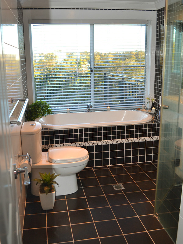 Exempel på ett mellanstort klassiskt en-suite badrum, med ett integrerad handfat, släta luckor, vita skåp, ett platsbyggt badkar, en kantlös dusch, en toalettstol med hel cisternkåpa, blå kakel, porslinskakel, vita väggar och klinkergolv i keramik