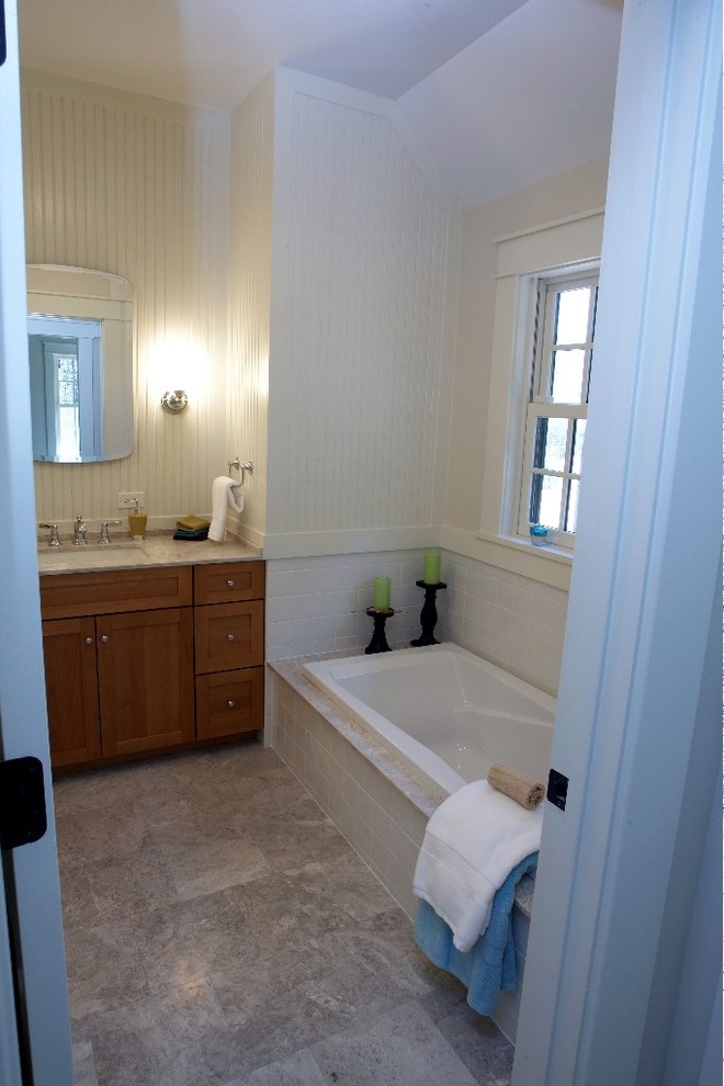 Cette image montre une salle de bain traditionnelle en bois brun avec un lavabo encastré, un placard à porte plane, un plan de toilette en marbre, WC à poser, un carrelage blanc et des carreaux de céramique.