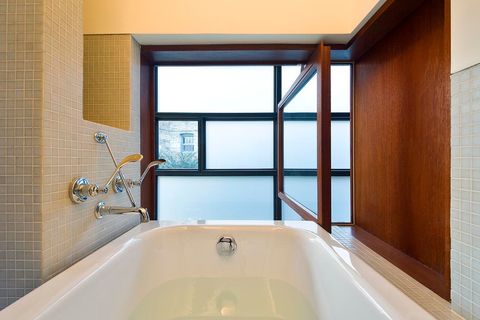 Ejemplo de cuarto de baño minimalista con bañera encastrada