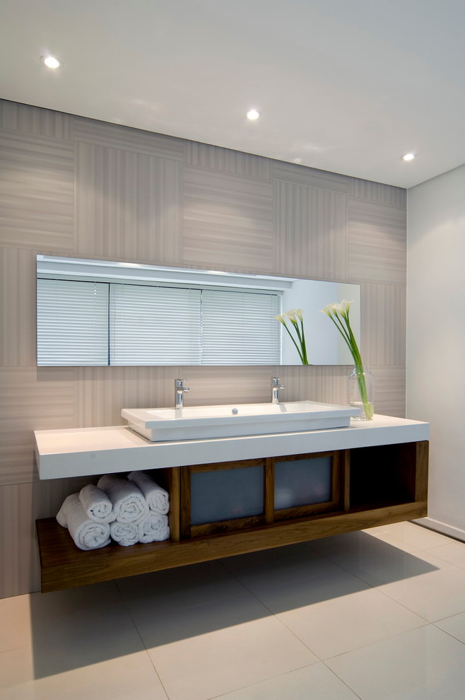 Idee per una stanza da bagno minimal con lavabo rettangolare, nessun'anta, ante in legno bruno, piastrelle beige e pavimento beige