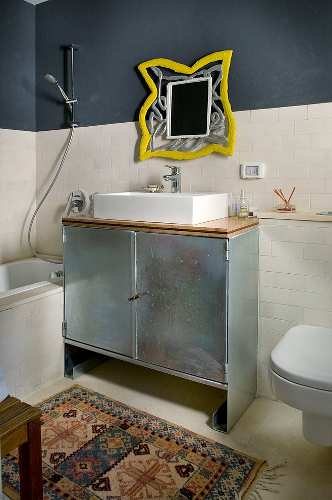 На фото: ванная комната в стиле фьюжн с плиткой кабанчик с