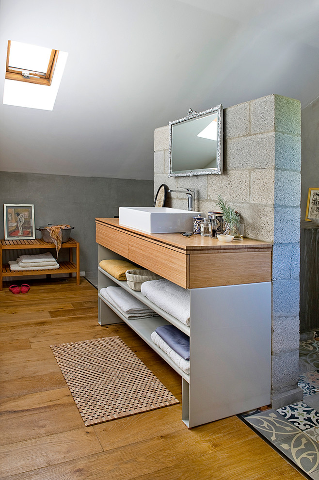 Exemple d'une salle de bain éclectique avec une vasque.