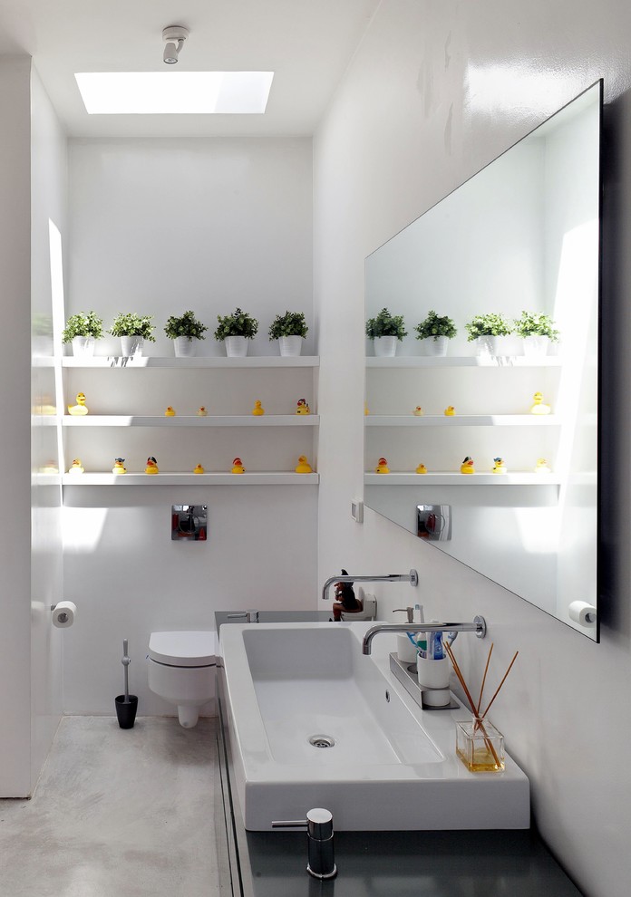 Ejemplo de cuarto de baño minimalista con lavabo de seno grande