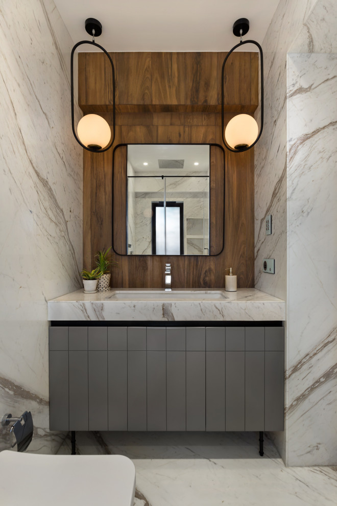 Immagine di una stanza da bagno minimal con ante lisce, ante grigie, piastrelle bianche, lastra di pietra, lavabo sottopiano, pavimento bianco, top bianco, un lavabo e mobile bagno sospeso