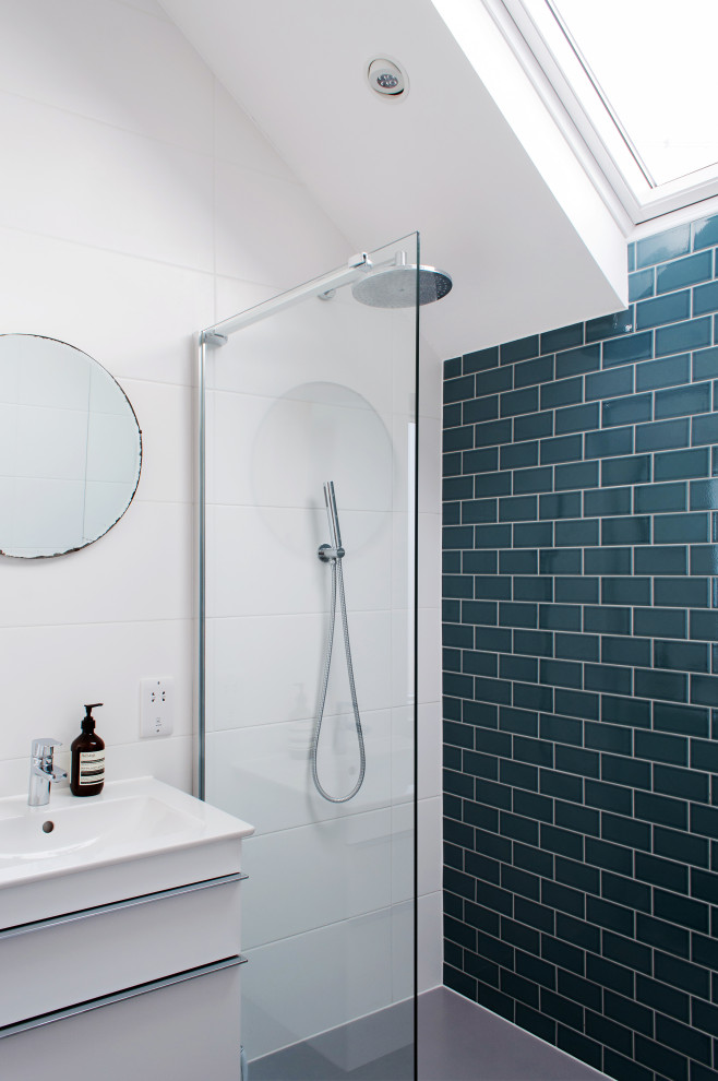 На фото: ванная комната в современном стиле с плоскими фасадами, белыми фасадами, синей плиткой, плиткой кабанчик, белыми стенами, душевой кабиной, открытым душем и окном с