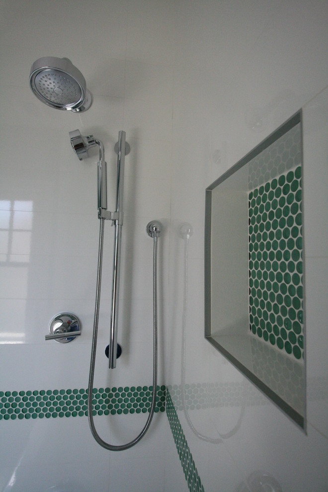 Modelo de cuarto de baño infantil tradicional renovado de tamaño medio con bañera empotrada, combinación de ducha y bañera, baldosas y/o azulejos blancos y baldosas y/o azulejos de cerámica