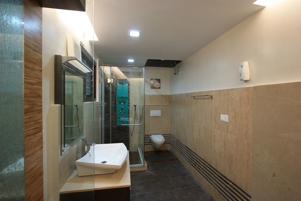 Modernes Badezimmer in Chennai