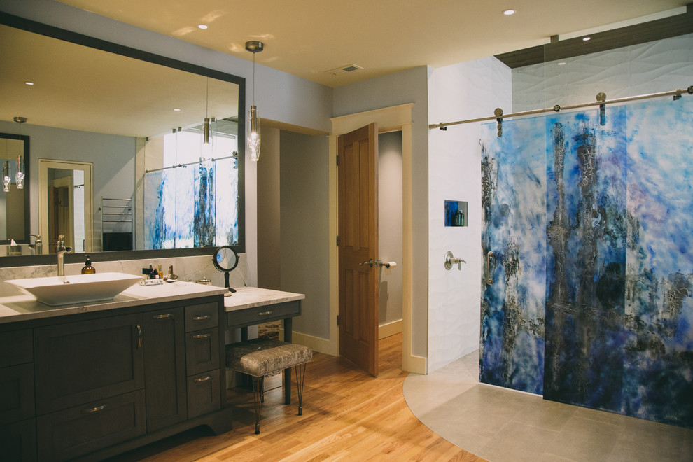 Источник вдохновения для домашнего уюта: огромная главная ванная комната в современном стиле с фасадами в стиле шейкер, темными деревянными фасадами, отдельно стоящей ванной, душевой комнатой, унитазом-моноблоком, синей плиткой, керамогранитной плиткой, синими стенами, паркетным полом среднего тона, настольной раковиной, столешницей из кварцита, серым полом и душем с раздвижными дверями