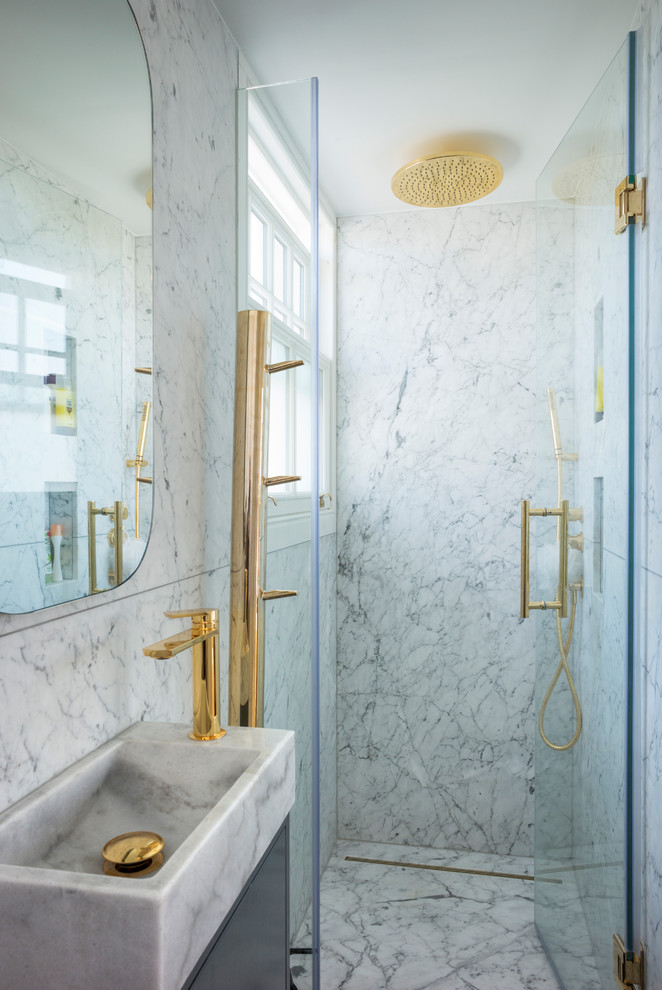 ロンドンにある小さなトランジショナルスタイルのおしゃれな浴室 (大理石タイル、グレーの壁、大理石の床、ペデスタルシンク、白い床) の写真