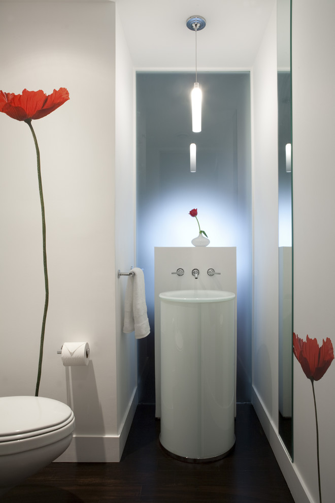 Idéer för små vintage badrum, med ett piedestal handfat, en vägghängd toalettstol, vita väggar och mörkt trägolv