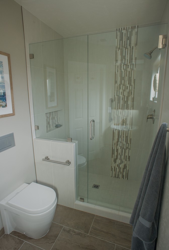 Idéer för ett litet modernt badrum med dusch, med en dusch i en alkov, en toalettstol med hel cisternkåpa, klinkergolv i porslin, ett badkar i en alkov, beige kakel, vit kakel, tunnelbanekakel och vita väggar
