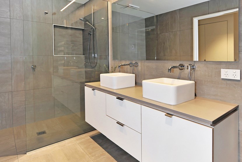 Idee per una grande stanza da bagno stile marinaro con ante bianche, piastrelle beige, pareti beige, lavabo rettangolare, pavimento beige e top beige