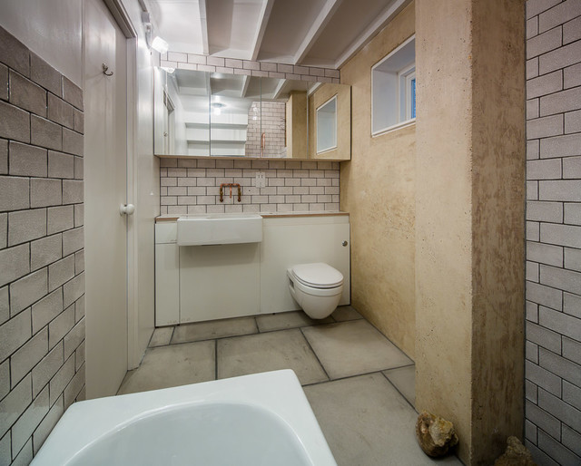 House of Trace Industrial Bathroom London by Tsuruta