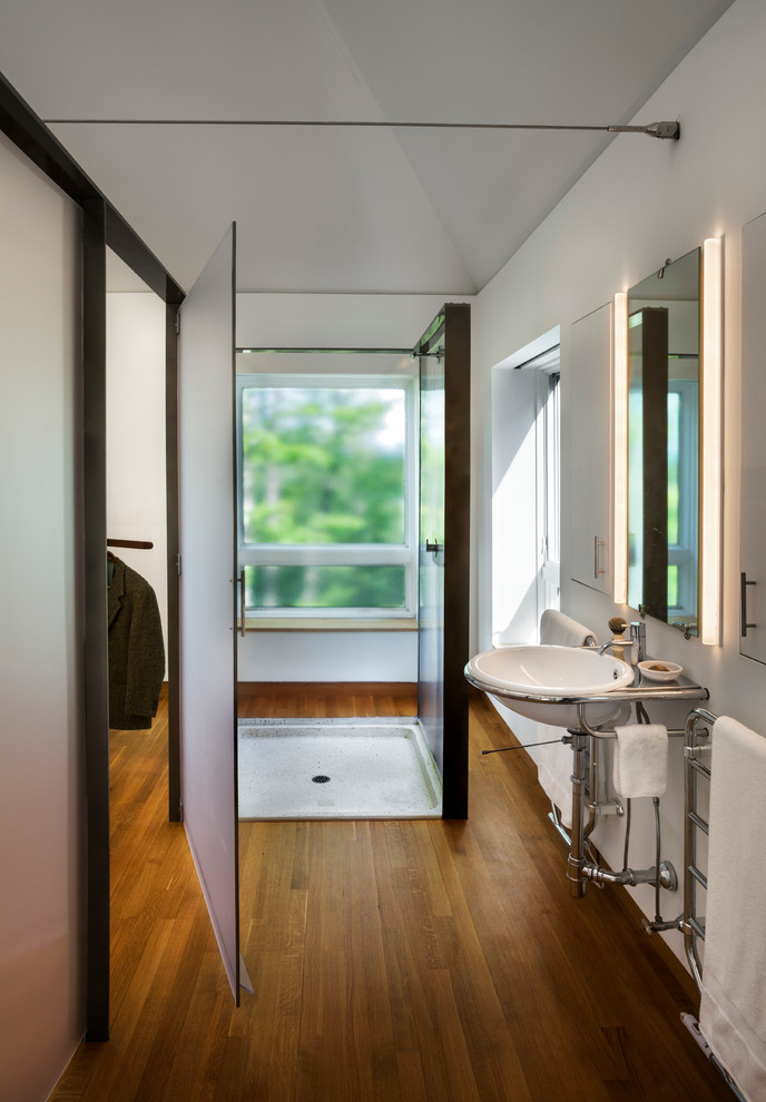 Inspiration för ett funkis badrum, med ett väggmonterat handfat, en öppen dusch och med dusch som är öppen