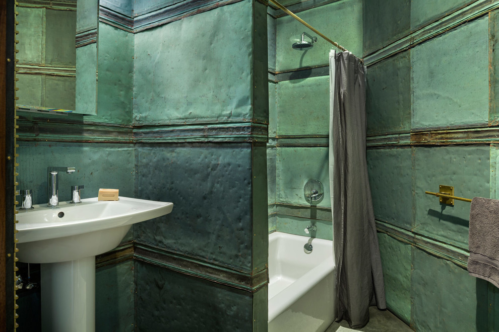 На фото: маленькая детская ванная комната в современном стиле с ванной в нише, душем над ванной, унитазом-моноблоком, зеленой плиткой, металлической плиткой, зелеными стенами, бетонным полом, раковиной с пьедесталом, серым полом и шторкой для ванной для на участке и в саду с